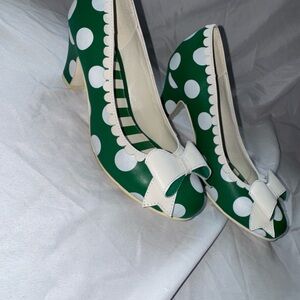Green Polka Dot Retro Pumps Bow Scalloped Low Heel | [7.5]